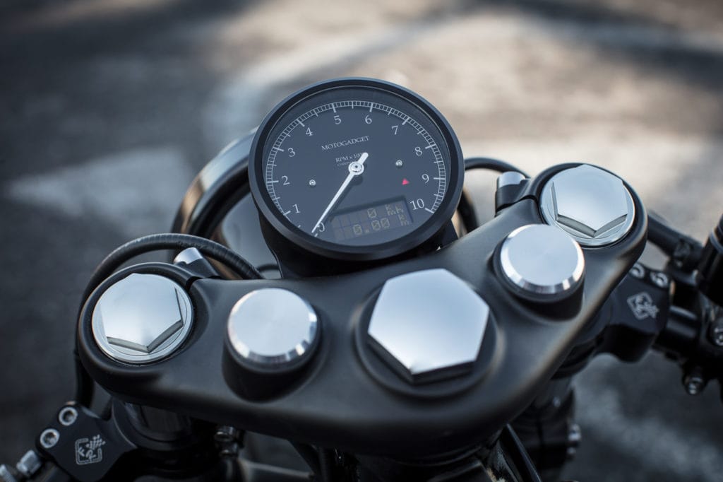 triumph-bobber-hold-on-go-fast-18-of-22